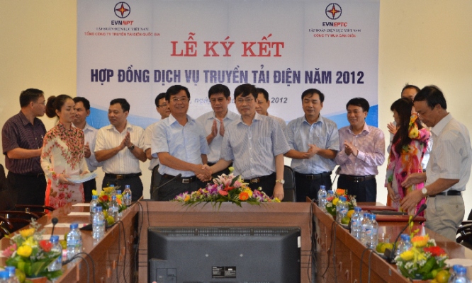 Ký kết hợp đồng dịch vụ truyền tải điện năm 2012